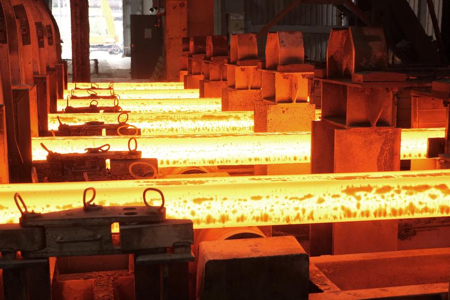 Glowing components made of refractory concrete with fibres in an industrial high-temperature environment