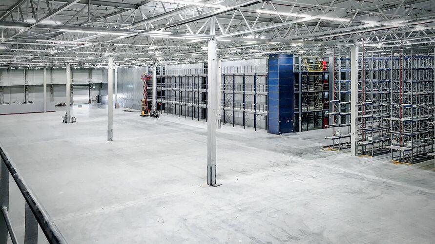 BMW spare parts warehouse with durable steel fibre concrete floor Interior view of the BMW spare parts warehouse featuring a wide-span industrial floor – durable, low-joint and sustainably built with steel fibres.