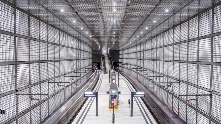 City Tunnel Leipzig: Finished platform with modern glass architecture View of the completed platform at City Tunnel Leipzig featuring glass brick walls and a distinctive architectural lighting design.