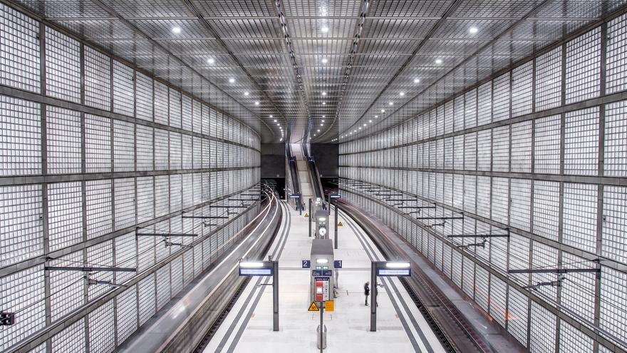 City Tunnel Leipzig: Finished platform with modern glass architecture View of the completed platform at City Tunnel Leipzig featuring glass brick walls and a distinctive architectural lighting design.