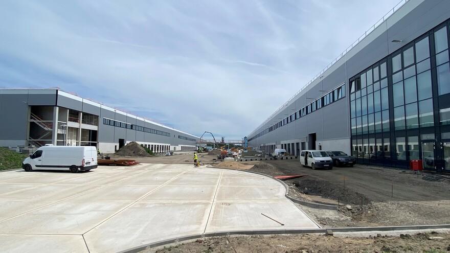 Steel fibre-reinforced logistics area at Prologis Park Bottrop Construction progress at Bottrop logistics park with over 50,000 m² of steel fibre-reinforced flooring for Yusen Logistics, developed by Prologis