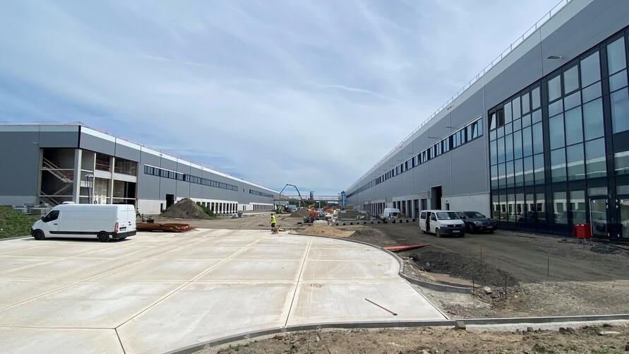 Steel fibre-reinforced logistics area at Prologis Park Bottrop Construction progress at Bottrop logistics park with over 50,000 m² of steel fibre-reinforced flooring for Yusen Logistics, developed by Prologis