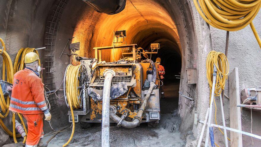 Steel fibre shotcrete in the Schürzebergtunnel emergency escape gallery Application of permanent steel fibre shotcrete in the 240 m long emergency escape gallery of the Schürzebergtunnel in line with new EU safety standards