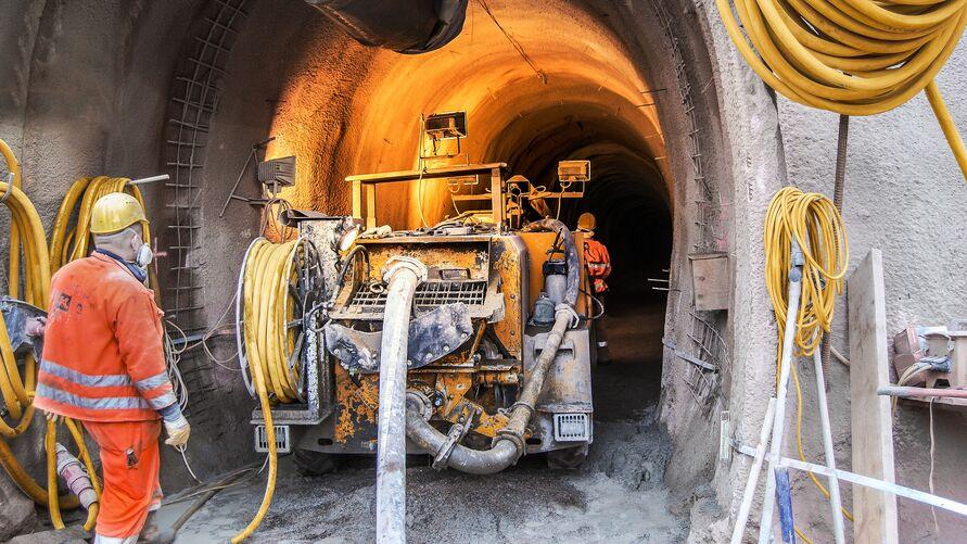 Steel fibre shotcrete in the Schürzebergtunnel emergency escape gallery Application of permanent steel fibre shotcrete in the 240 m long emergency escape gallery of the Schürzebergtunnel in line with new EU safety standards