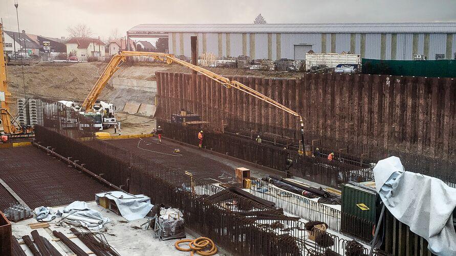 Fibre concrete placement at the Südgürtel underpass in Graz Fibre concrete C25/30 placement at Südgürtel underpass in Graz with 1.2 kg/m³ of Fibrin 3/15 fibres using concrete pump