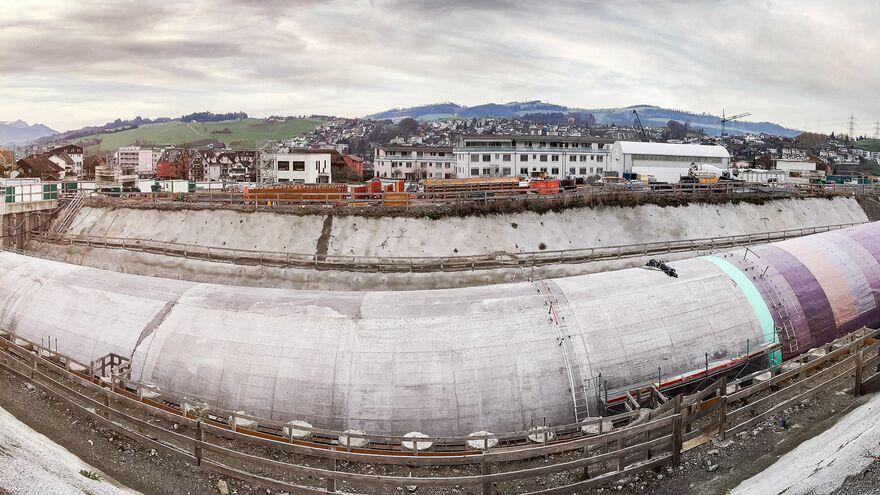 Steel fibre concrete tunnel construction in Küssnacht with colour-coded segmentation Tunnel construction of the Küssnacht bypass with steel fibre-reinforced concrete and colour-coded tunnel segments on site