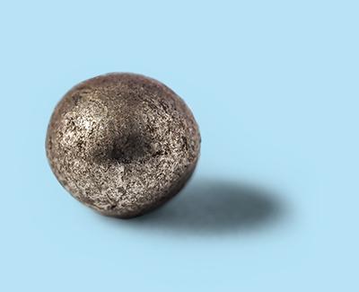 Blastex® CS – round steel cut wire shot for blasting applications Single Blastex® CS steel cut wire shot on a blue background – designed for efficient and durable industrial blasting performance.