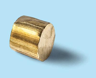 Blastex® BS – brass cut wire shot for gentle blasting applications Blastex® BS brass cut wire shot on a blue background – ideal for gentle blasting and decorative surface finishing.